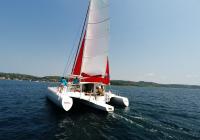 neel 45 trimarano naviga a vela poppa